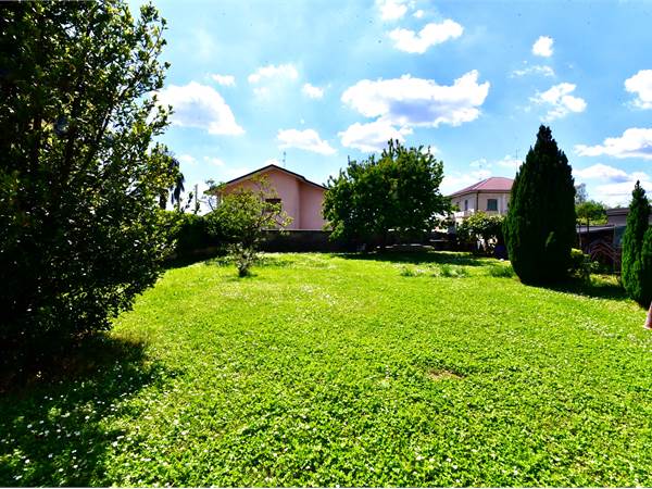 SOLUZIONE CON GIARDINO PRIVATO IN CENTRO GERENZANO