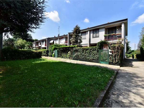 VILLA  A SCHIERA  A POCHI PASSI DAL PARCO LURA 