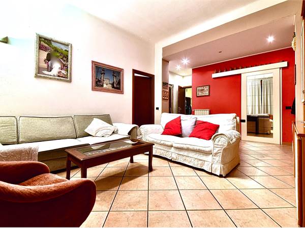 PORZIONE DI CASA INDIPENDENTE  A GERENZANO