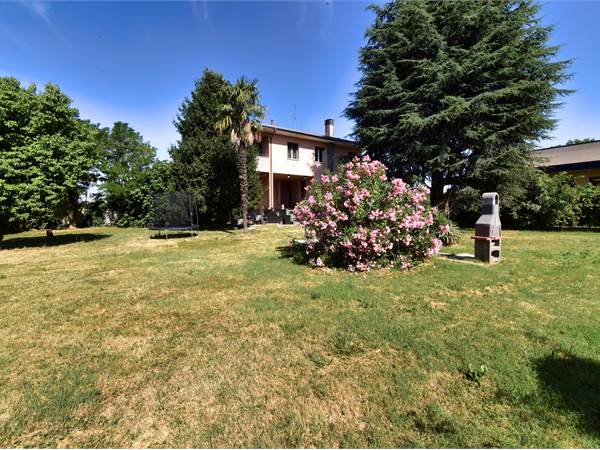 VILLA INDIPENDENTE con 1.100 mq di giardino privato!