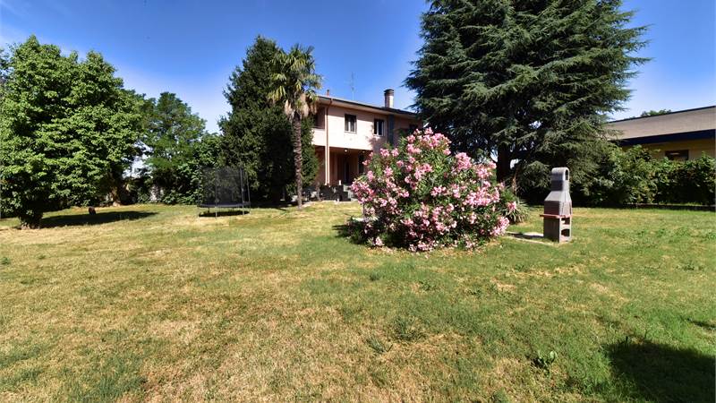 VILLA INDIPENDENTE con 1.100 mq di giardino privato!