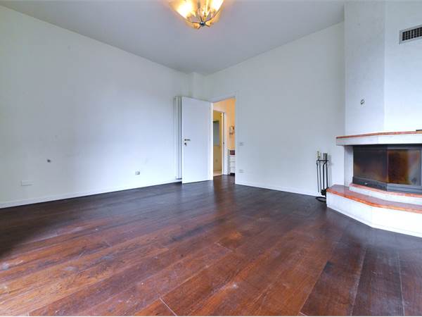 PORZIONE DI VILLA  AL PRIMO PIANO CON GIARDINO