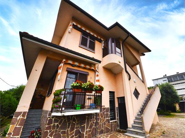 PORZIONE DI VILLA  AL PRIMO PIANO CON GIARDINO