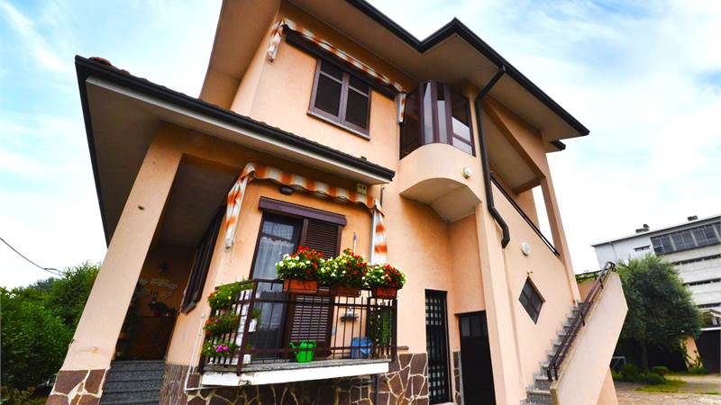 PORZIONE DI VILLA  AL PRIMO PIANO CON GIARDINO