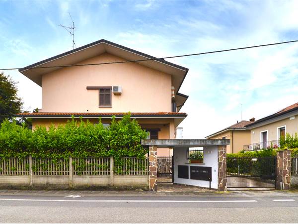 PORZIONE DI VILLA  AL PRIMO PIANO CON GIARDINO