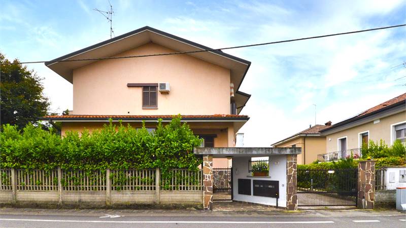 PORZIONE DI VILLA  AL PRIMO PIANO CON GIARDINO
