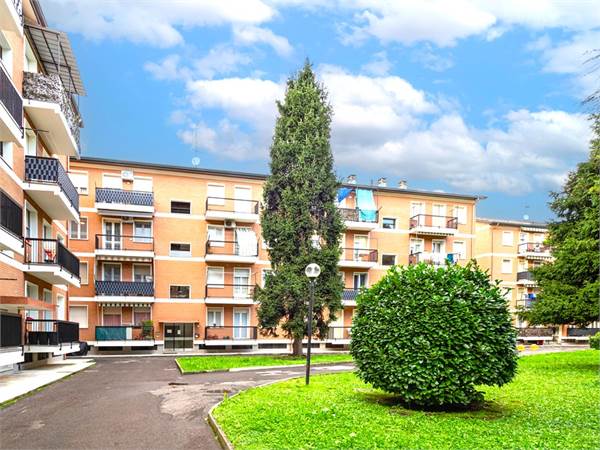 3 LOCALI AFFACCIATO SUL VERDE A RESCALDINA