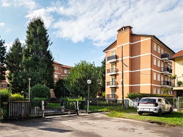 3 LOCALI AFFACCIATO SUL VERDE A RESCALDINA