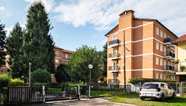 3 LOCALI AFFACCIATO SUL VERDE A RESCALDINA