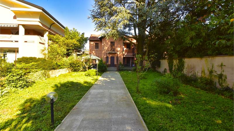 VILLA BIFAMILIARE IN CENTRO CITTA'