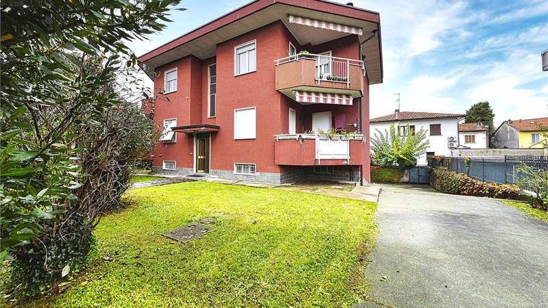 2 LOCALI IN PICCOLA PALAZZINA IMMERSA NEL VERDE A SARONNO