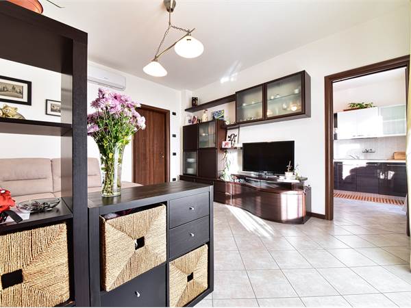 TRILOCALE CON TERRAZZO IN VENDITA A COGLIATE