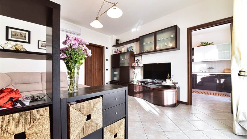 TRILOCALE CON TERRAZZO IN VENDITA A COGLIATE