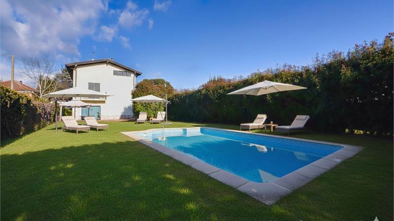 VILLA INDIPENDENTE CON PISCINA E SUPER GIARDINO PRIVATO – UN’OCCASIONE IRRIPETIBILE