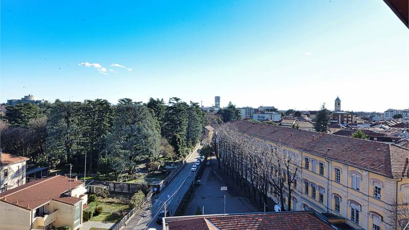 ATTICO PANORAMICO DI 4 LOCALI A SARONNO ZONA OSPEDALE CON BOX !!!