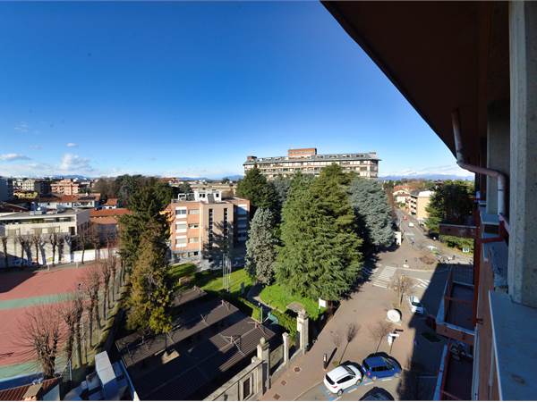 SARONNO ATTICO PANORAMICO DI 4 LOCALI CON BOX IN ZONA OSPEDALE!