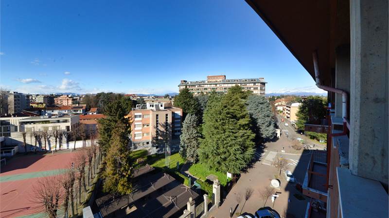 SARONNO ATTICO PANORAMICO DI 4 LOCALI CON BOX IN ZONA OSPEDALE!