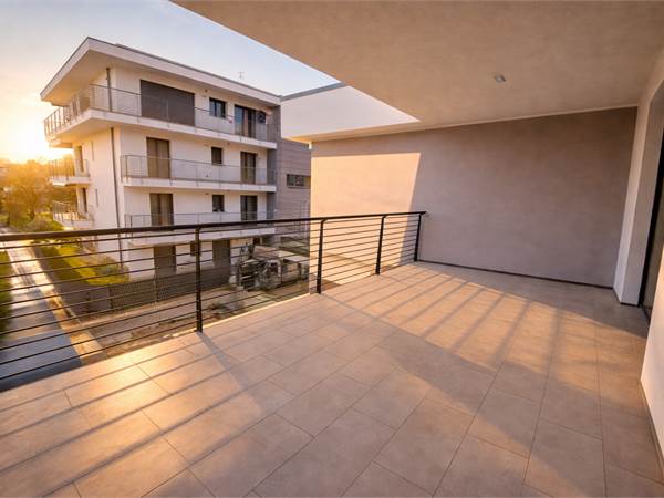 VILLA NUOVA APPIANO GENTILE CON BOX E POSTO AUTO