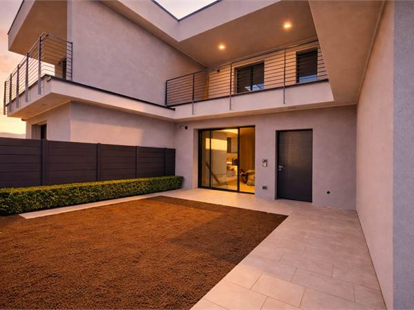 VILLA NUOVA APPIANO GENTILE CON BOX E POSTO AUTO