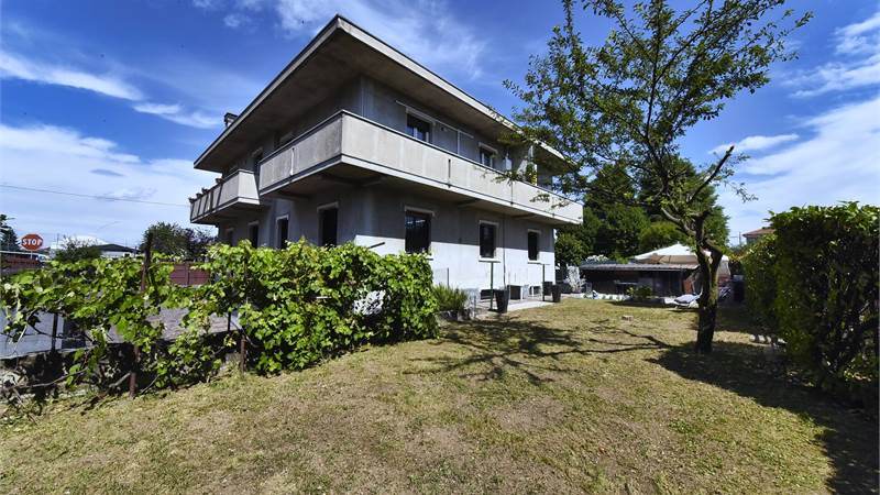 RESCALDINA - 4 LOCALI CON GIARDINO PRIVATO, DOPPI SERVIZI E ZERO SPESE CONDOMINIALI