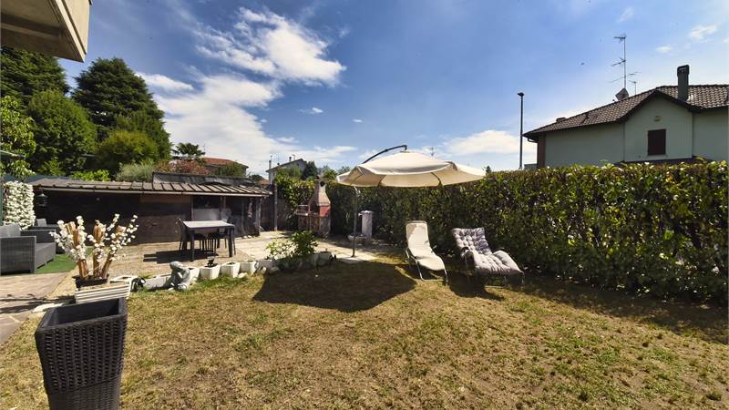 RESCALDINA - 4 LOCALI CON GIARDINO PRIVATO, DOPPI SERVIZI E ZERO SPESE CONDOMINIALI
