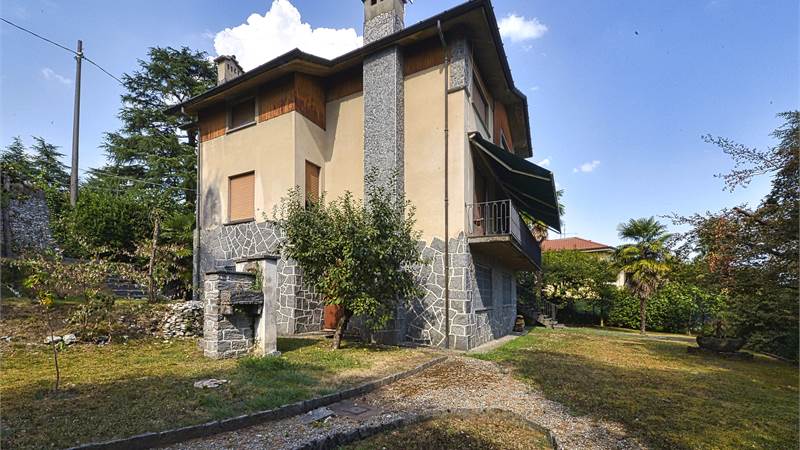GAVIRATE - VILLA SINGOLA INDIPENDENTE CON BOX, TAVERNA E GIARDINO PRIVATO