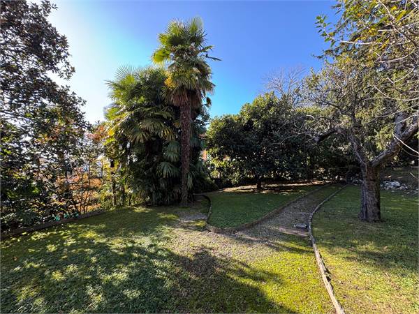 GAVIRATE - VILLA SINGOLA INDIPENDENTE CON BOX, TAVERNA E GIARDINO PRIVATO