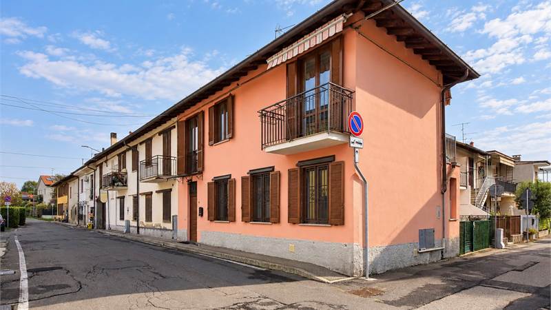 SARONNO – TRILOCALE SEMI INDIPENDENTE CON BOX E POSTO AUTO A DUE PASSI DALLA STAZIONE FNM