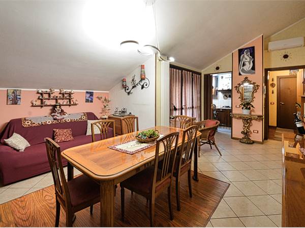 Trilocale all’ultimo piano in palazzina signorile con ascensore