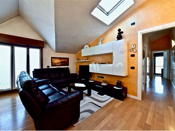 Elegante quadrilocale mansardato con terrazzi a Uboldo