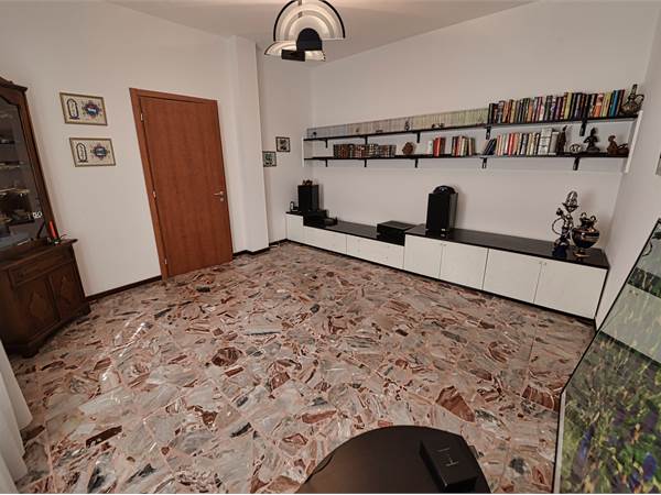 Bilocale con box e cantina in vendita a Como