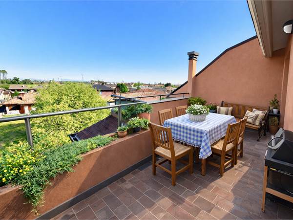  ATTICO con Terrazzo panoramico, ampi spazi e tranquillità a due passi dalla stazione