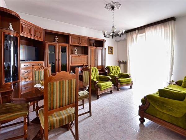 Ampio Trilocale all’Ultimo Piano: La Tua Tela Bianca in un’Oasi di Pace