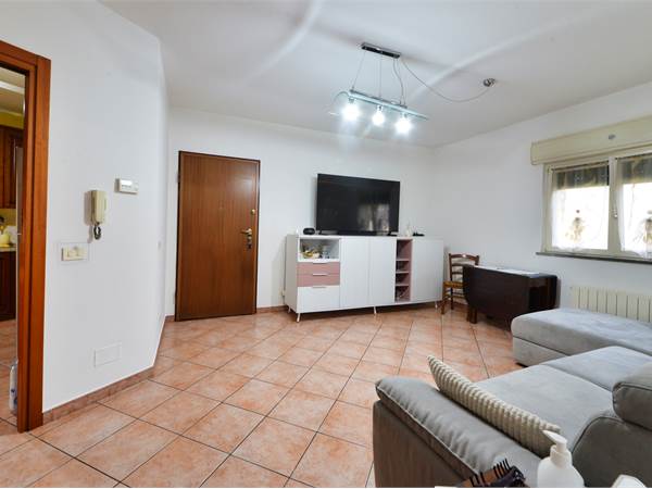 Esclusivo Trilocale dal Design Contemporaneo in Contesto Riservato