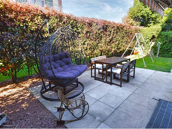 Pronto da vivere: trilocale con giardino e splendida taverna!