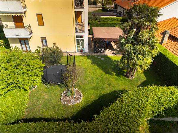 Vivere il giardino ogni giorno: trilocale con ampio spazio esterno a Turate