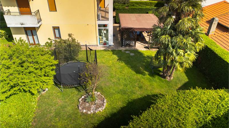 Vivere il giardino ogni giorno: trilocale con ampio spazio esterno a Turate