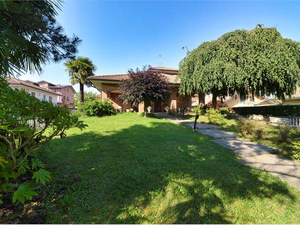 Esclusiva Villa Singola a Cislago: Spazi d'Altri Tempi e Comfort Senza Compromessi
