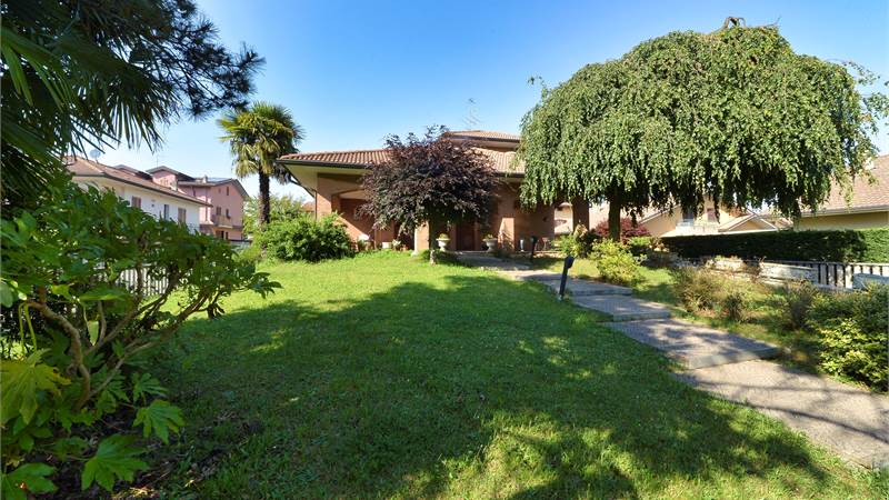 Esclusiva Villa Singola a Cislago: Spazi d'Altri Tempi e Comfort Senza Compromessi
