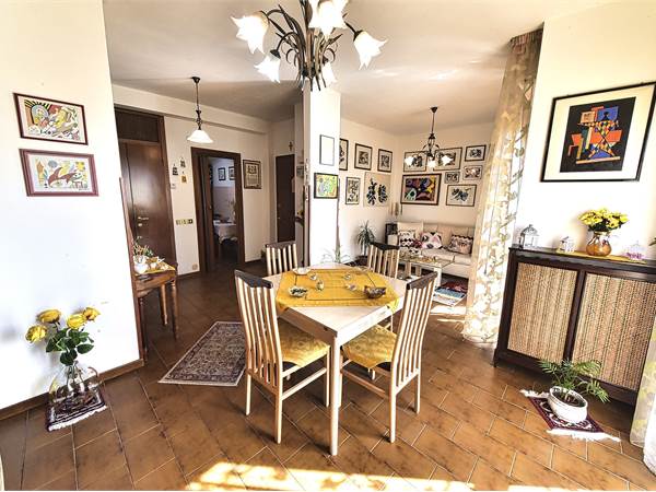 Due balconi, box e tanto spazio: la casa da vivere ogni giorno