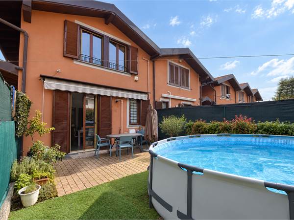 Elegante Villetta a Schiera, La Casa Perfetta per la Tua Famiglia