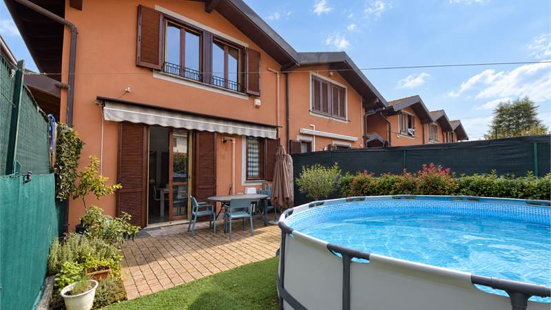 Elegante Villetta a Schiera, La Casa Perfetta per la Tua Famiglia
