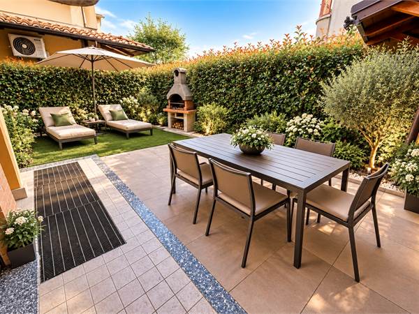 Elegante Trilocale a Gerenzano con Due Aree Esterne, Portico, Doppi Servizi, Box e Cantina