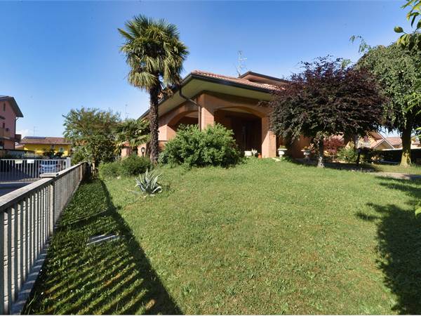 Esclusiva Villa Singola a Cislago: Spazi d'Altri Tempi e Comfort Senza Compromessi