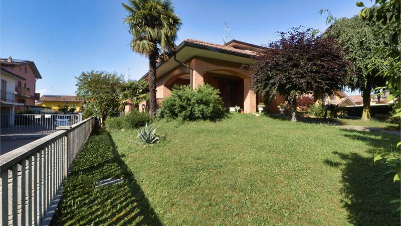Esclusiva Villa Singola a Cislago: Spazi d'Altri Tempi e Comfort Senza Compromessi